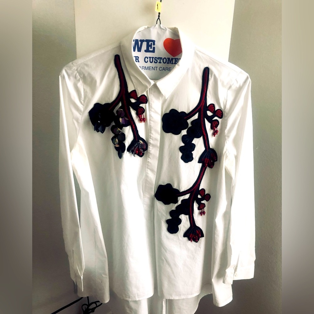 Very nice cotton blouse w/appliqué!. Size L